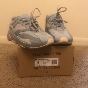 Yeezy boost 700